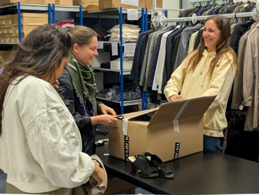 Tri de vêtements pour le dressing de la Cravate Solidaire - édition Nuit de la Solidarité