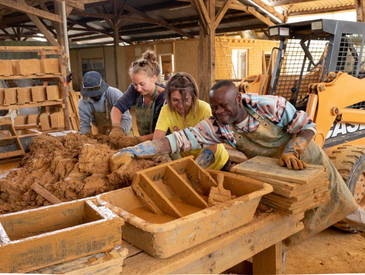 Fabrication de briques en terre
