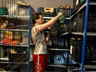 Déchargement et rangement des denrées alimentaires avec Aurore (10ème)