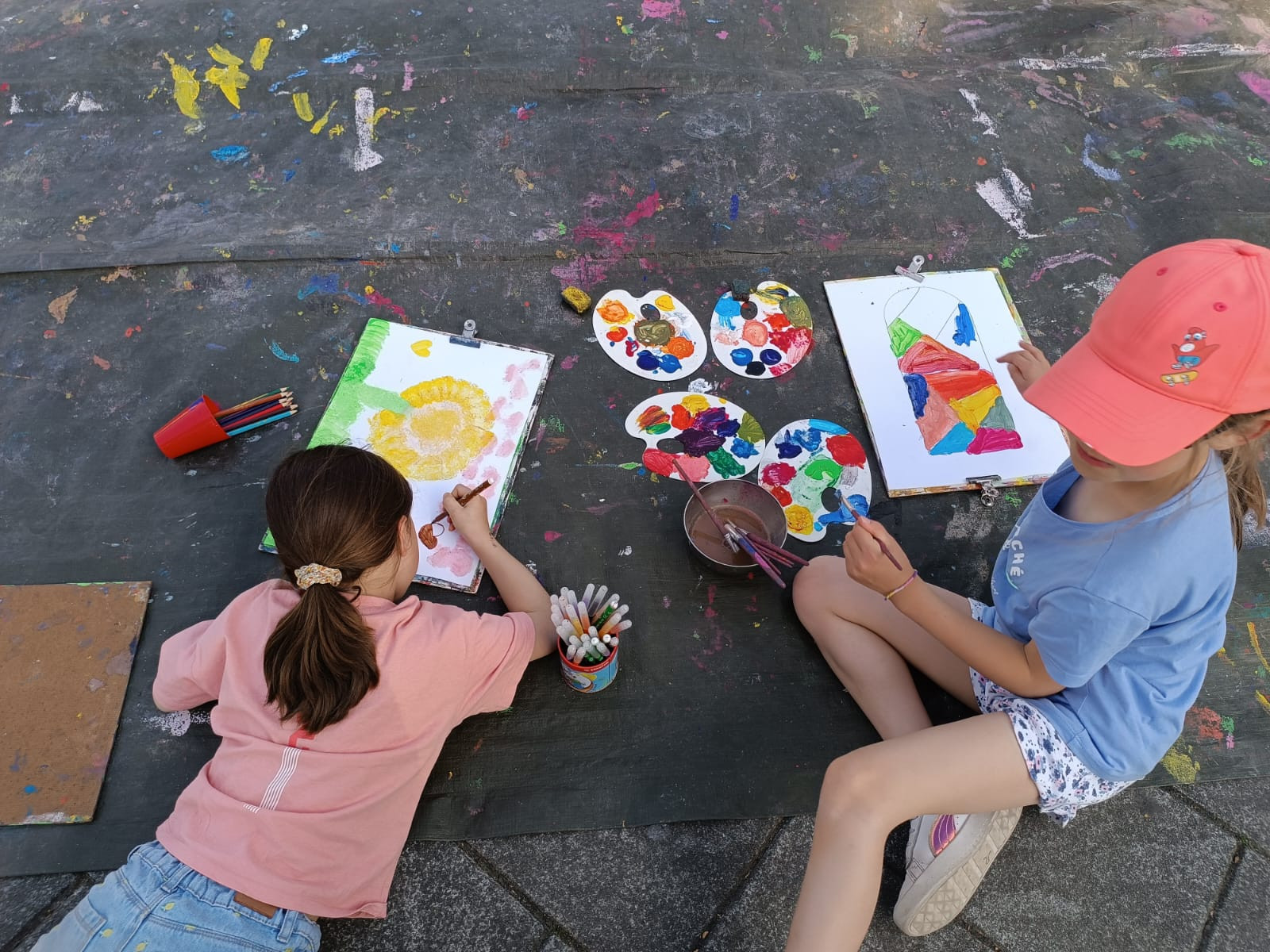J'anime des ateliers de peinture de rue auprès des enfants