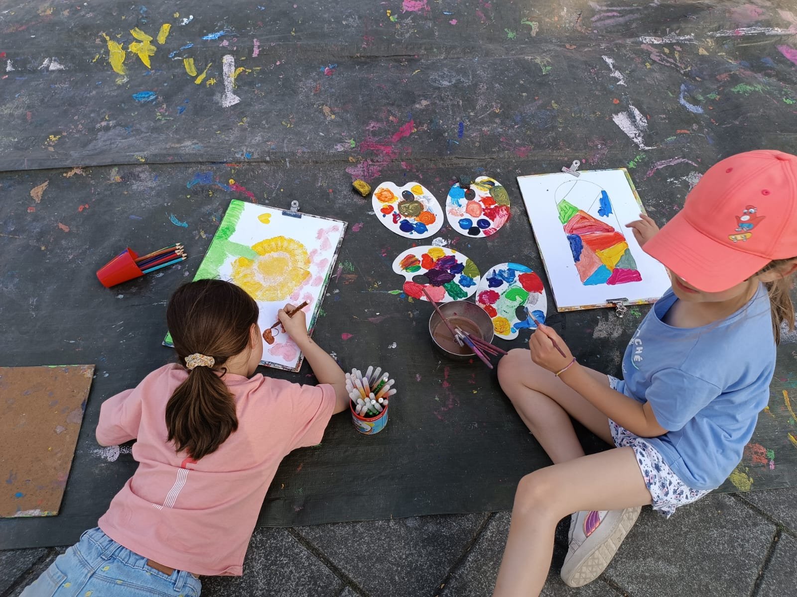 J'anime des ateliers de peinture de rue auprès des enfants